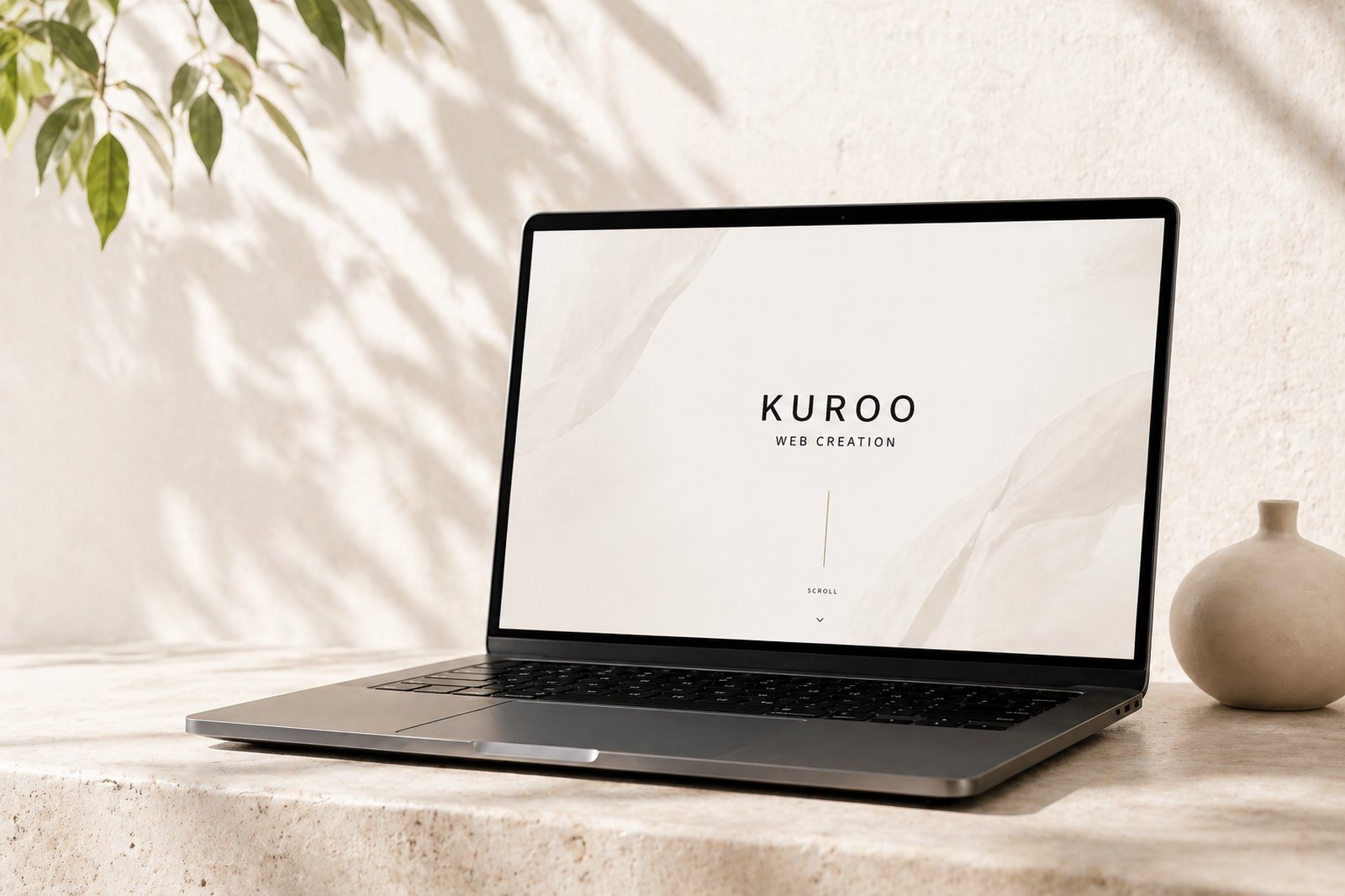 ノートPCに表示されたKUROOのWeb制作デザイン